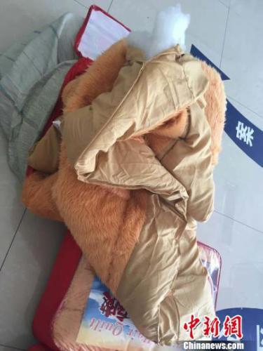 图为两名男子诈骗所使用的的被子。 淳安警方供图
