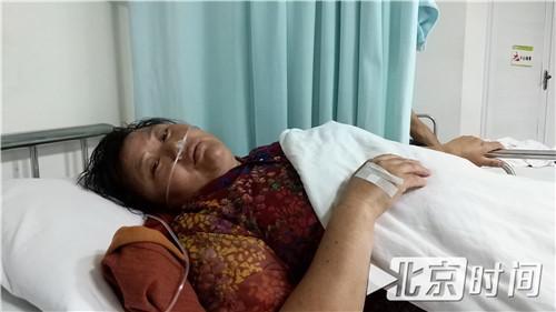 蒋富兰躺在病床上,鼻子插着氧气。图/尹志艳