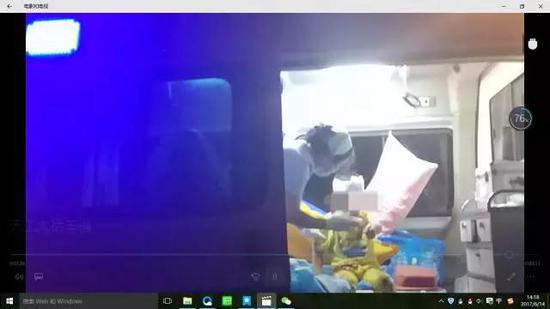 (男孩上了救护车还依旧指着“爸爸”的方向,担心着爸爸)