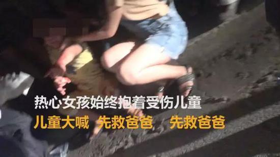 (医护人员要带小男孩上救护车,小男孩牵挂着爸爸不愿离去)