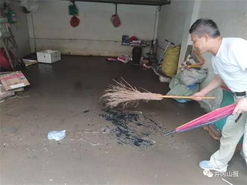 叶健斌向记者介绍情况时，展示地面积污情况