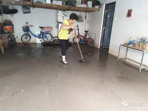 居民罗秋凤清理自家车库