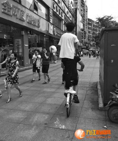 这样载人很危险。
