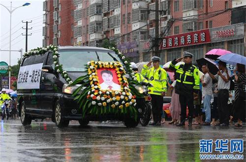 6月30日，当程扶摇送别车队经过时，维持秩序的交警敬礼