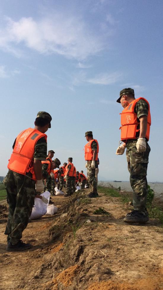 目前，共青城市组织力量守护圩堤的同时，抢险救灾、生产自救也正在同步进行。