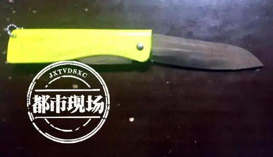 经过调查,胡某带的水果刀并不属于管制刀具,考虑到胡某并没有伤人,也得到了报警人的谅解,目前,他已被家人带走。