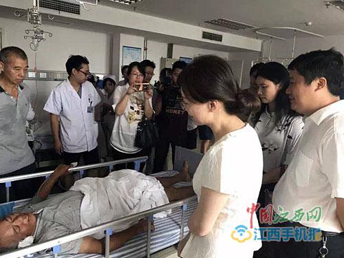各界人士看望车祸受伤干部