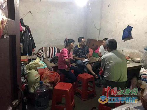 李海平(中间戴眼镜拿笔记本者)出事前在群众家受访