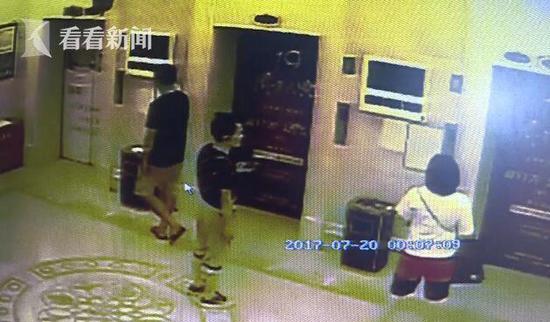 目前，大厦物业方已向警方报警，也希望男子尽快前往派出所协商处理。