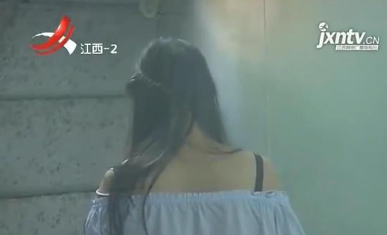 民警还在这栋楼的出租房内,抓获了另外两名正在卖淫嫖娼的男女。随后,4人均被警方依法拘留。