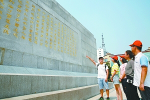 从浙江来的大学生参观八一南昌起义纪念塔