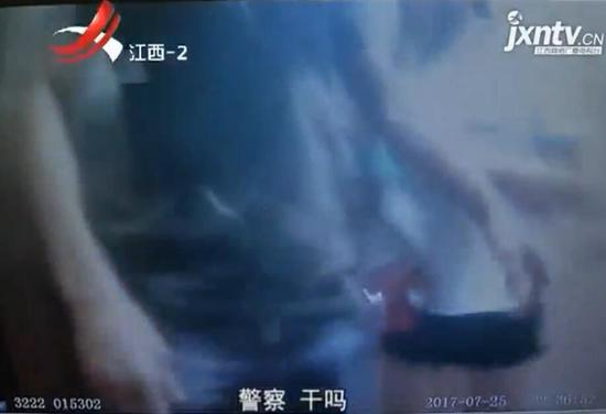 几天前晚上,南昌市蛟桥派出所抓获了一对正在卖淫嫖娼的男女,仔细一问,男子原来是趁着老婆吃烧烤的功夫,干起来这种勾当。