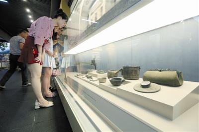市民正在参观。