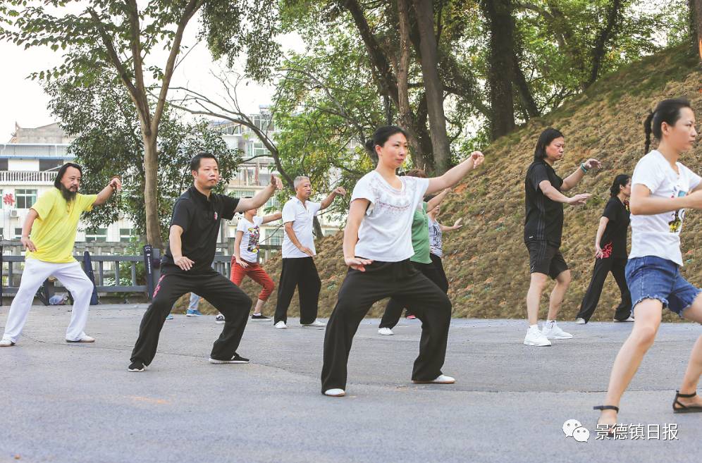 2016年8月24日,人民公园改造后,老百姓在晨练(刘定远摄)