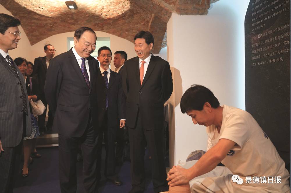 2017年7月5日,中宣部常务副部长黄坤明在市委书记钟志生陪同下参观柏林展。