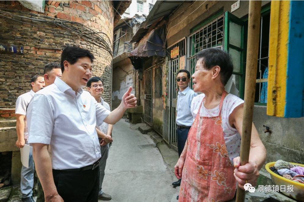 2017年5月31日,市委书记钟志生在南门头里弄与86岁的老奶奶亲切交流(刘定远摄)