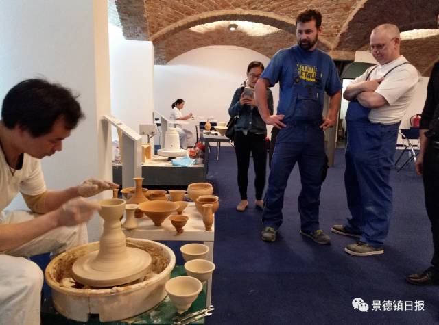 外国的陶瓷爱好者参观“感知中国·匠心冶陶”景德镇陶瓷文化展