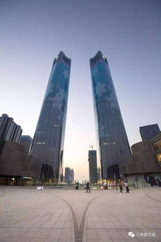 周边高楼林立,有南昌地标性建筑绿地303双子塔周边是红谷滩新区cbd