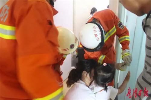 消防官兵用尖嘴钳将小女孩的手指抽出