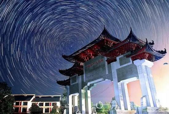 仙女湖码头的舞台可以容纳1500名人员和央视演播大厅的舞美是差不多的,跟中央电视台的春节联欢晚会的档次和要求相近。