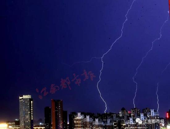 最近老天爷的表现非常偏心,这两天对我们省中部和北部雨水哗哗的下,有些地方雨势还不小,而南部相比之下就是洒洒水