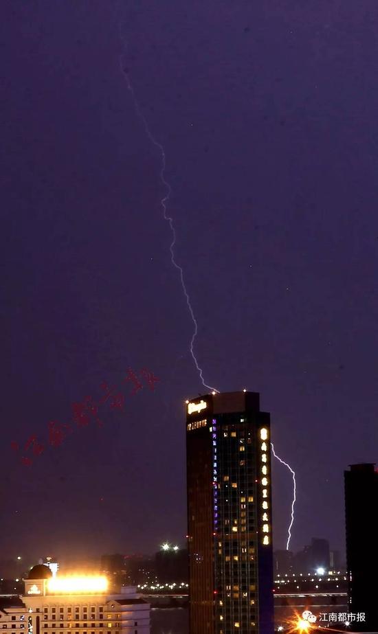 雷雨持续了一个多小时,才逐渐减弱消散。