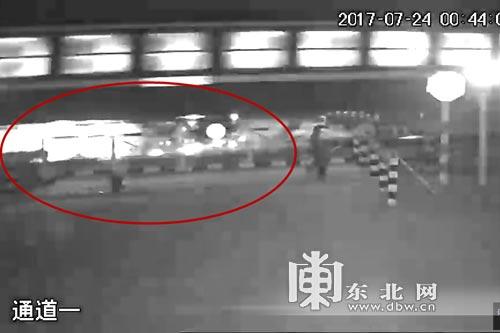 1502850912600377.jpg 汽车撞击火车瞬间。