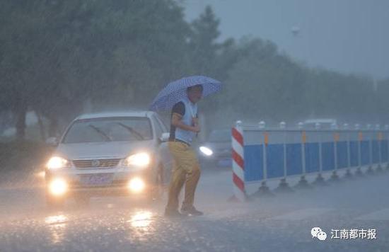 豆大的雨点瞬间倾泻而下