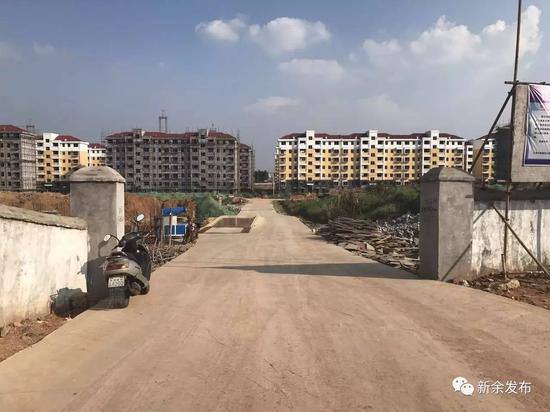 现场情况:工地渣土部分裸露在外,主干阶梯没有完全硬化,路边坑洼不平,进出入的车辆并没举办冲刷,直接开离施工现场。