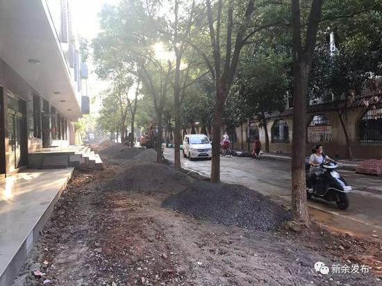 现场情况:施工质料任意堆放在道路上,对行人和车辆通畅造成未便。施工材料无任何笼罩,作业区没有围挡。