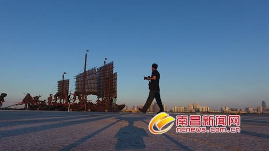 采音工作组来到建军雕塑广场