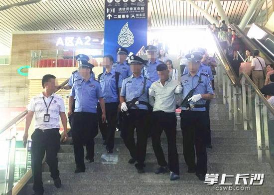 警方将犯罪嫌疑人押回长沙。