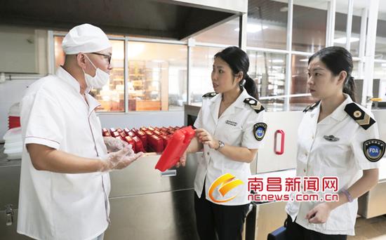 执法人员对南昌师范附属实验小学(玉泉岛校区)食堂的餐具消毒情况进行检查