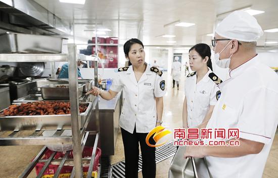 执法人员在南昌师范附属实验小学(玉泉岛校区)进行食品安全检查