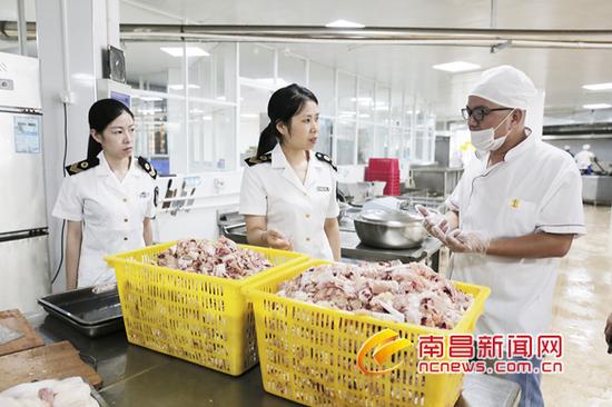 执法人员在南昌师范附属实验小学(玉泉岛校区)进行食品安全检查