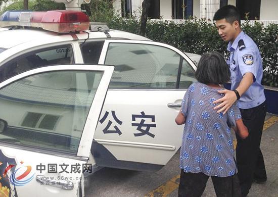 近日,文成县公安局大峃镇派出所上演温馨一幕,民警成功将一名迷路走失