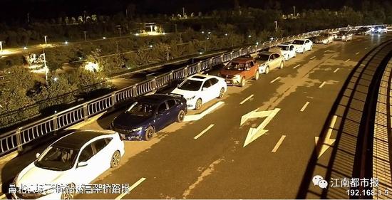 (昌北国际机场航站楼前高架桥上网约车扎堆停放)