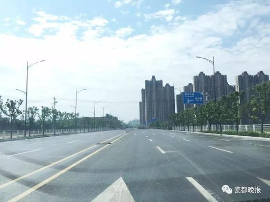 景德镇北站入口的双向八车道