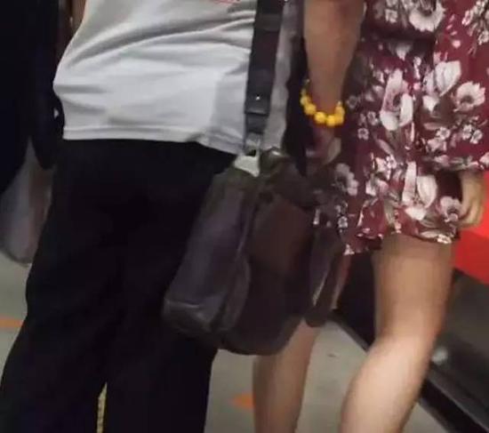 1、坐公交时,尽量不要背对着男性,可以倚靠在公交的角落背对车内壁,或者背对女性。