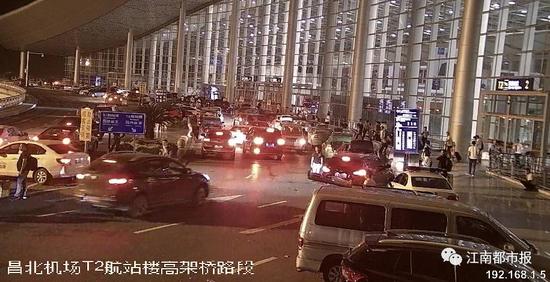 (昌北国际机场航站楼前高架桥上网约车扎堆停放)