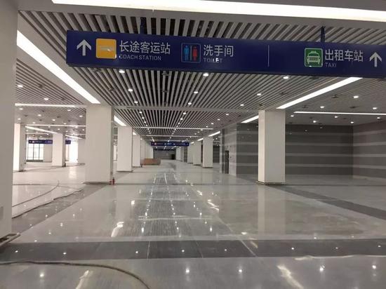 宽敞明亮的换乘大厅