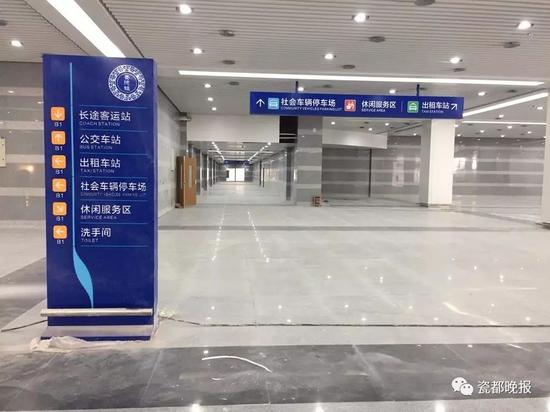 换乘大厅细致周道的蓝色区域方向指示牌