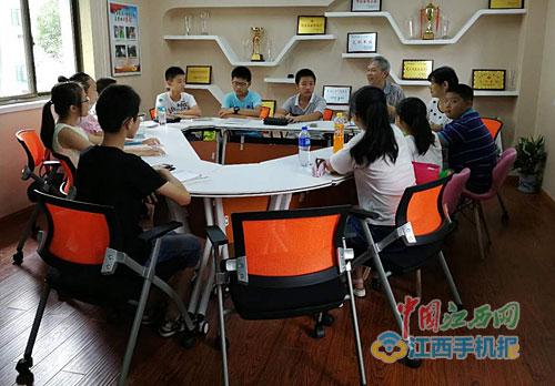 陈言人在辅导孩子们功课