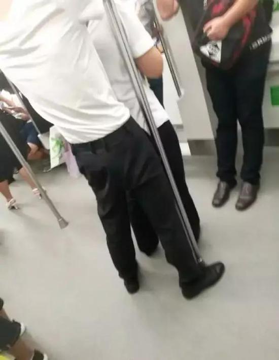 南昌地铁惊现“顶族” 请渣男立刻离开南昌!_新浪江西_新浪网