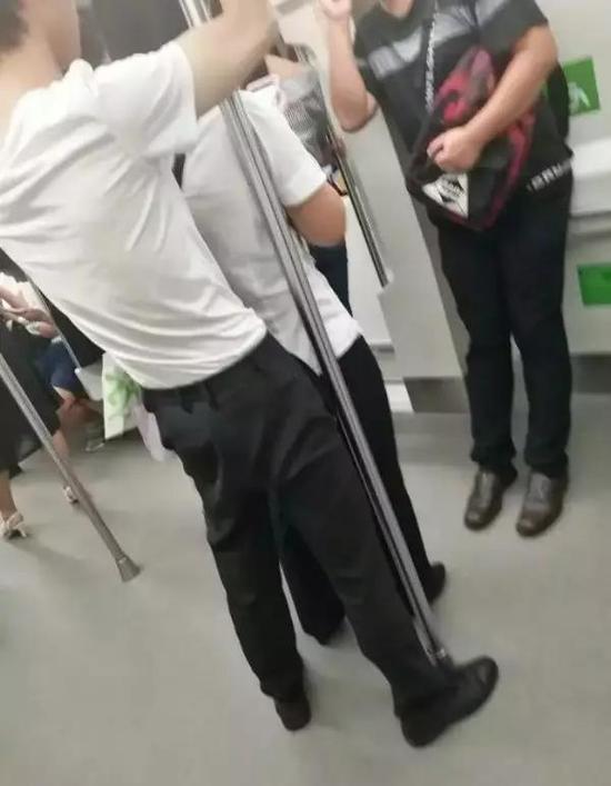 南昌地铁惊现"顶族 请渣男立刻离开南昌!