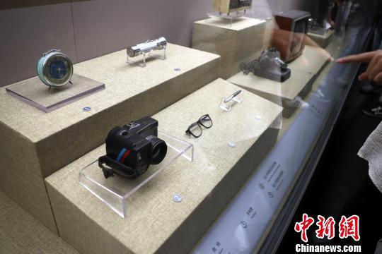 图为陈列馆中展出的邓小平曾经使用过的老花镜、钢笔等物件。　刘占昆 摄