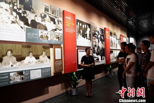 9月18日，南昌小平小道陈列馆讲解员为参观者讲解展览内容。　刘占昆 摄