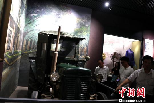 南昌小平小道陈列馆内，停放着一辆邓小平曾经坐过的拖拉机。　刘占昆 摄