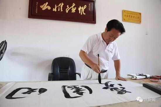 李豆罗每天还坚持写书法，图为他写下“田园梦”。