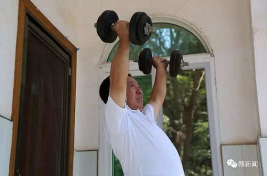 每天李豆罗还坚持哑铃、打拳、抬腿等运动来锻炼身体，这或许也是年过七旬的他仍身体矫健的原因。